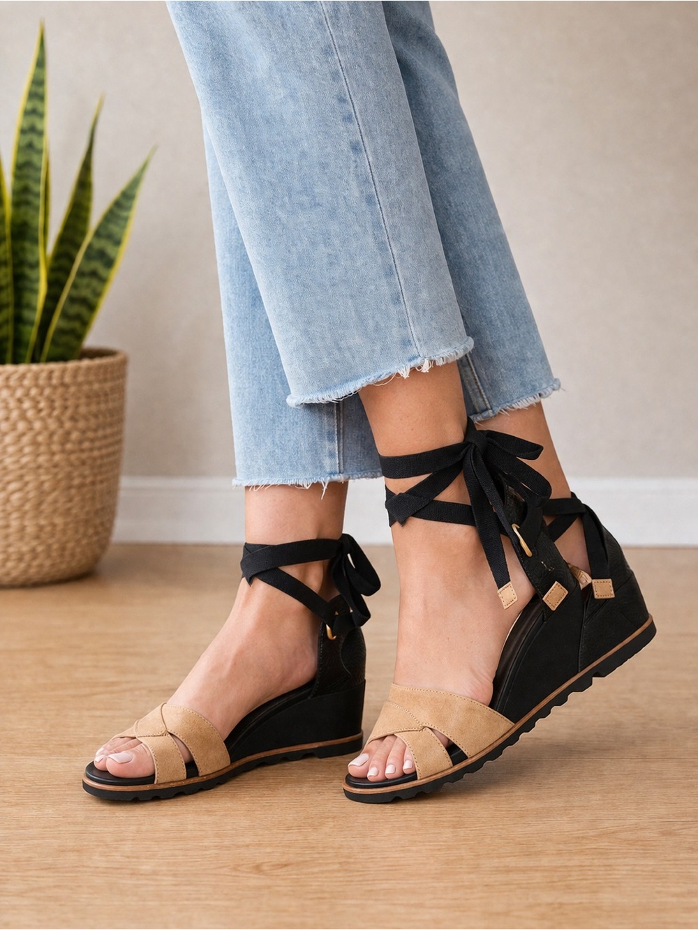 Sorel Wedge Tan and Black Elegant Ankle Wrap Sandals size 8
